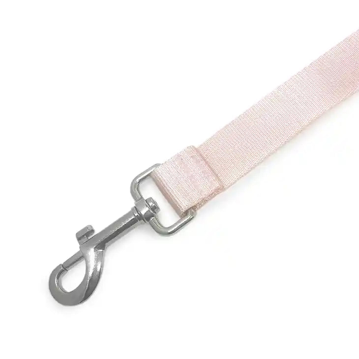 Amore Dog Leash in Petal Pink closeup